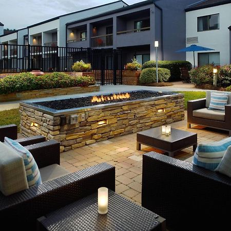 Готель Courtyard By Marriott Raleigh Midtown Екстер'єр фото
