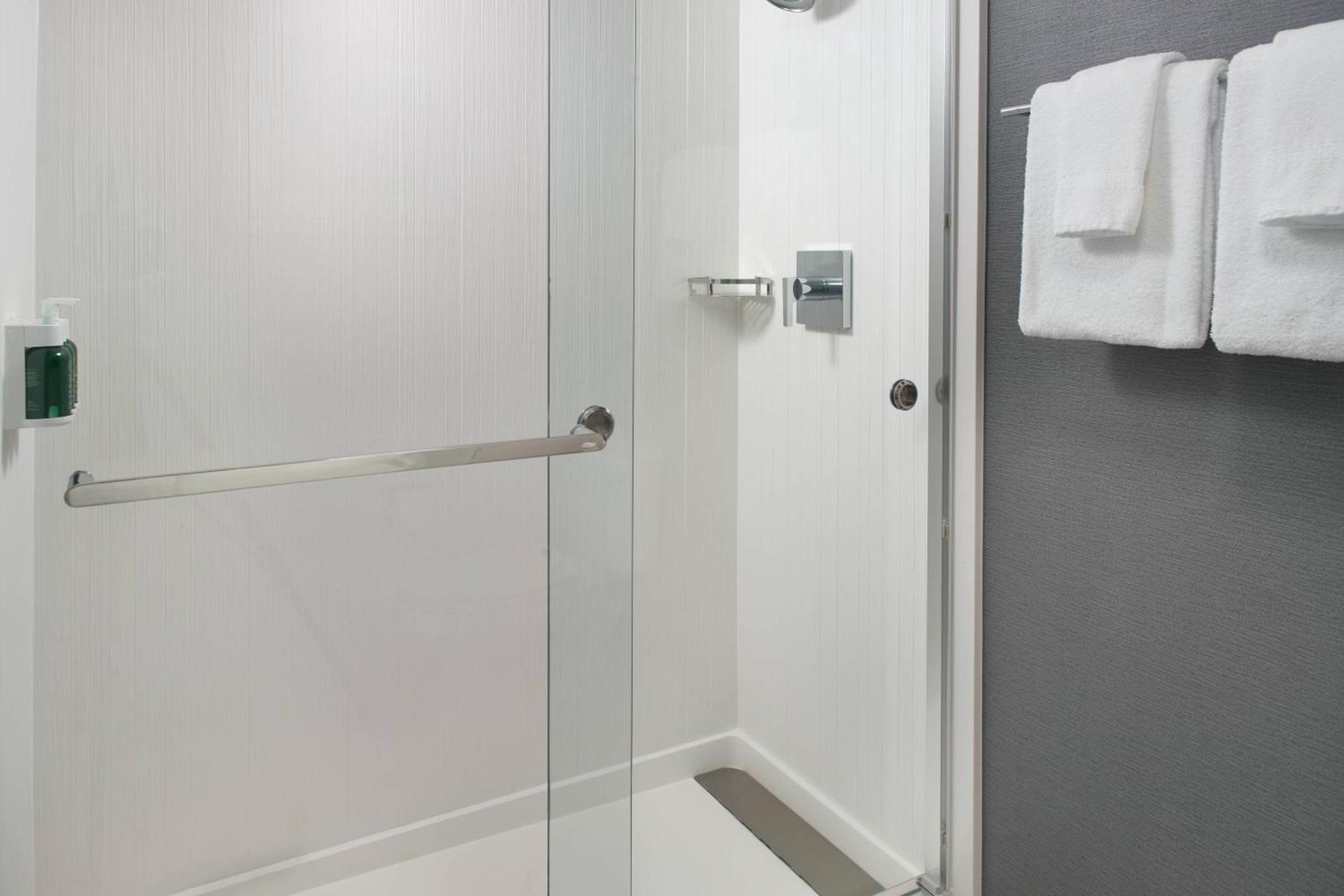 Готель Courtyard By Marriott Raleigh Midtown Екстер'єр фото