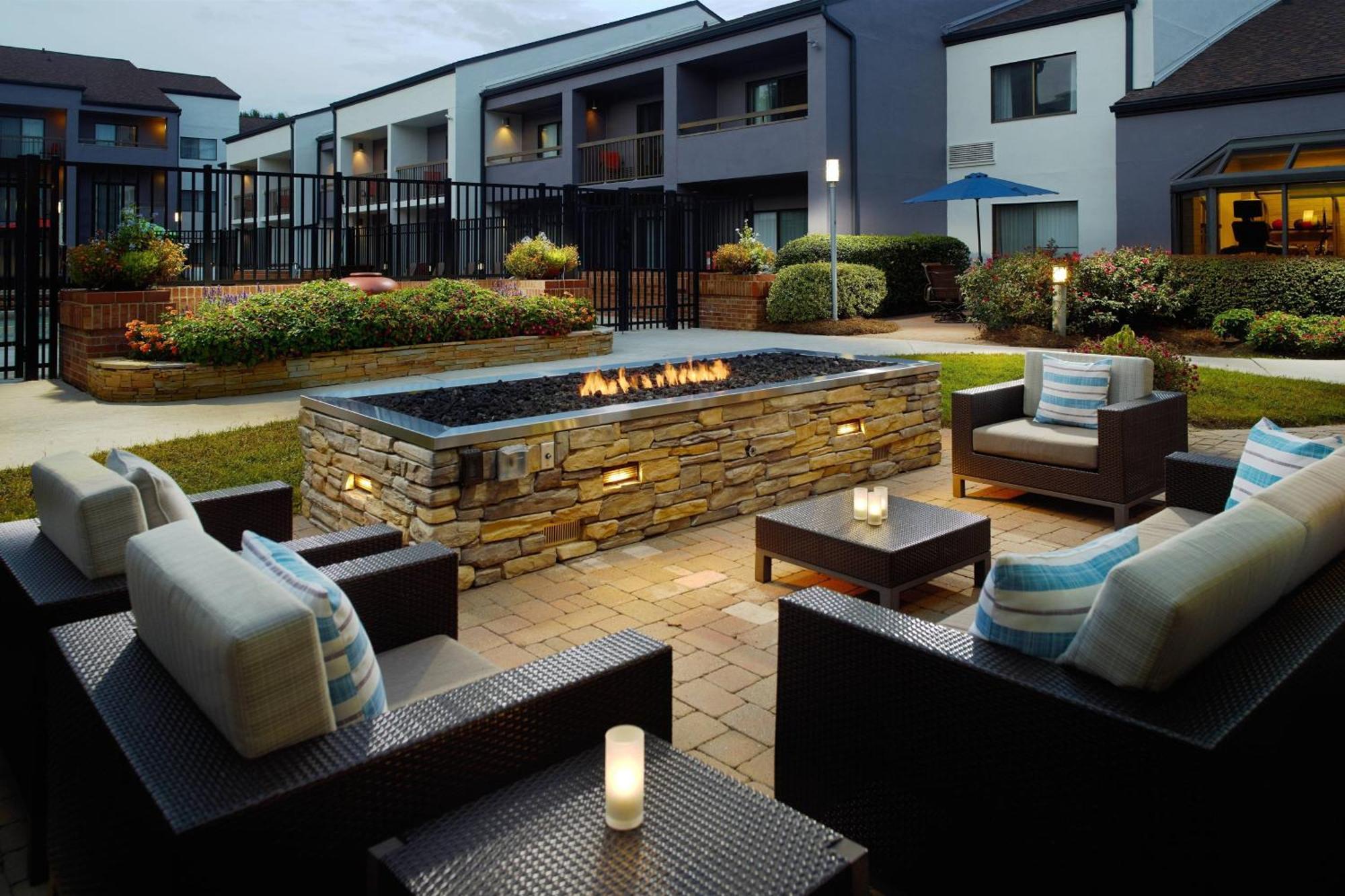 Готель Courtyard By Marriott Raleigh Midtown Екстер'єр фото