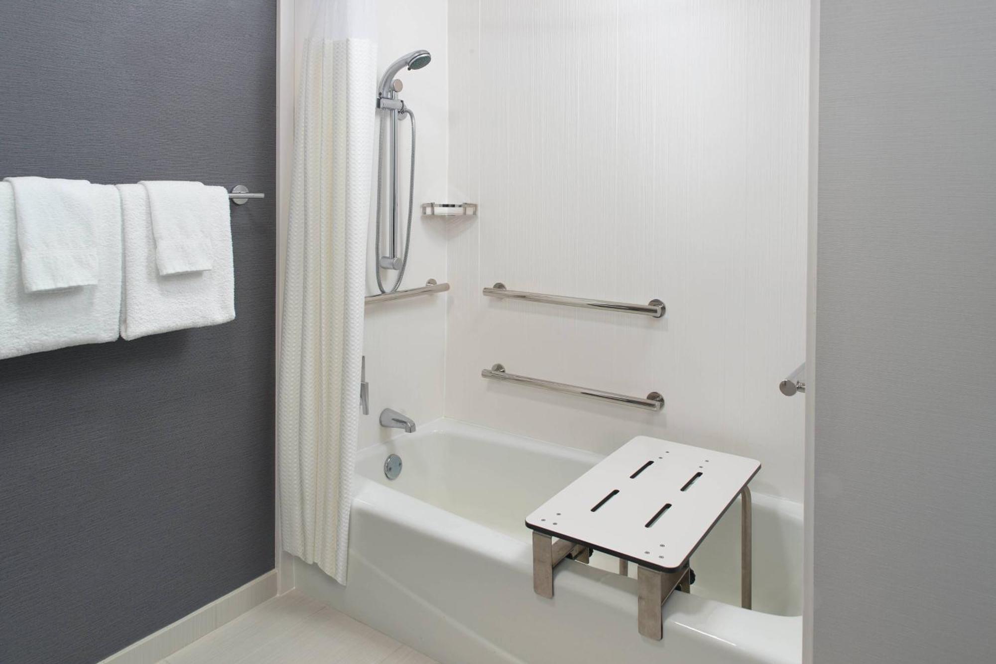 Готель Courtyard By Marriott Raleigh Midtown Екстер'єр фото