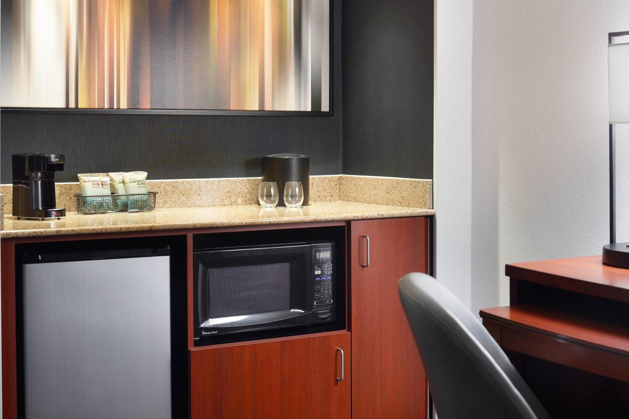 Готель Courtyard By Marriott Raleigh Midtown Екстер'єр фото