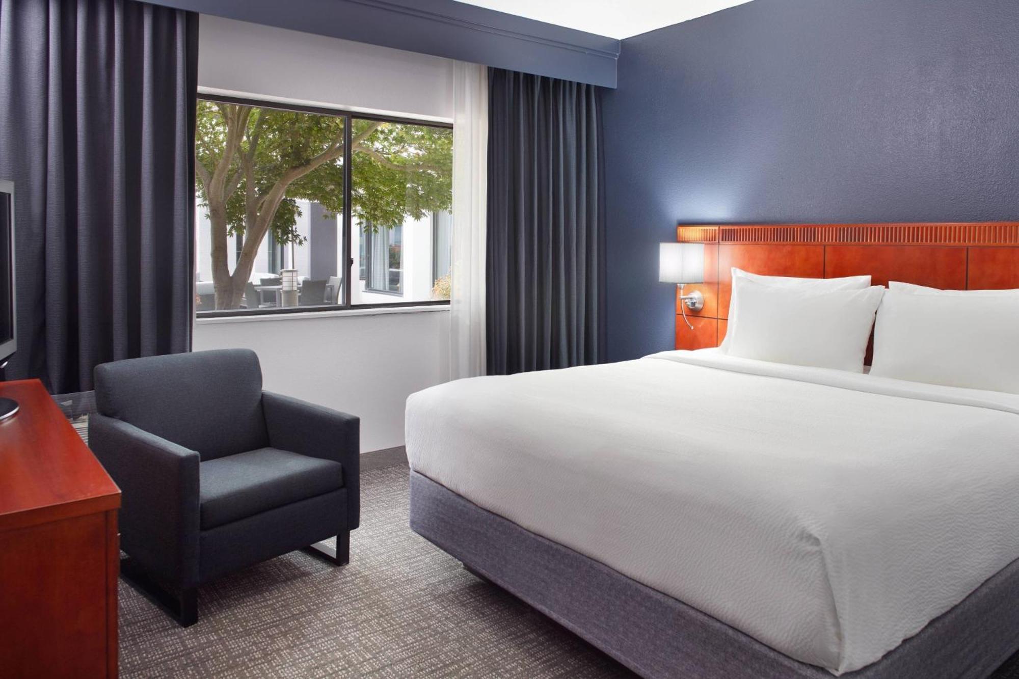 Готель Courtyard By Marriott Raleigh Midtown Екстер'єр фото