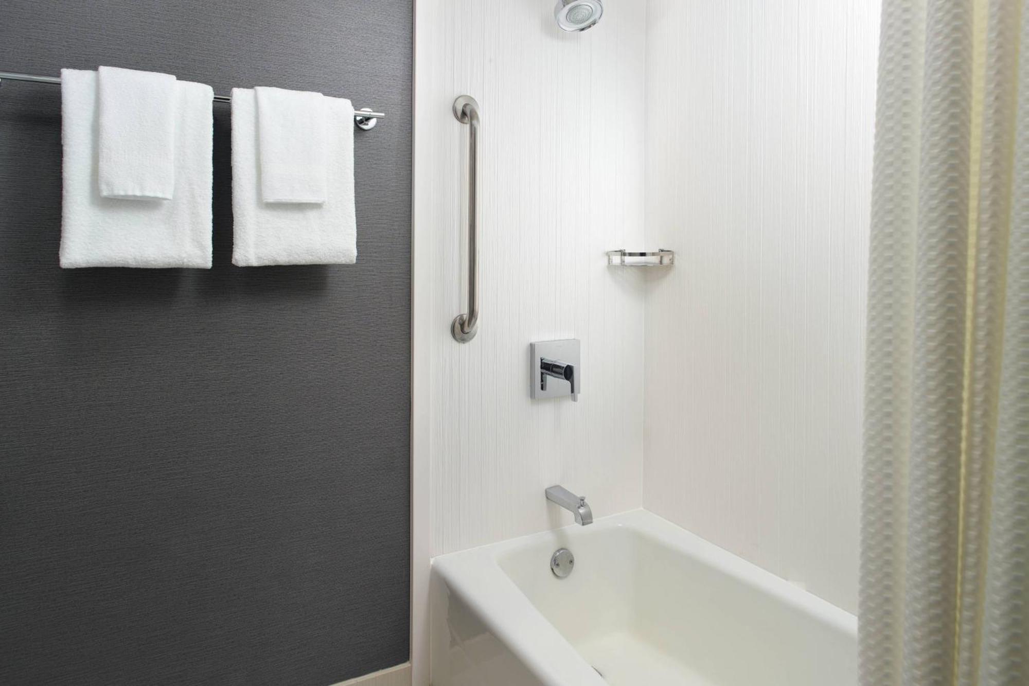Готель Courtyard By Marriott Raleigh Midtown Екстер'єр фото