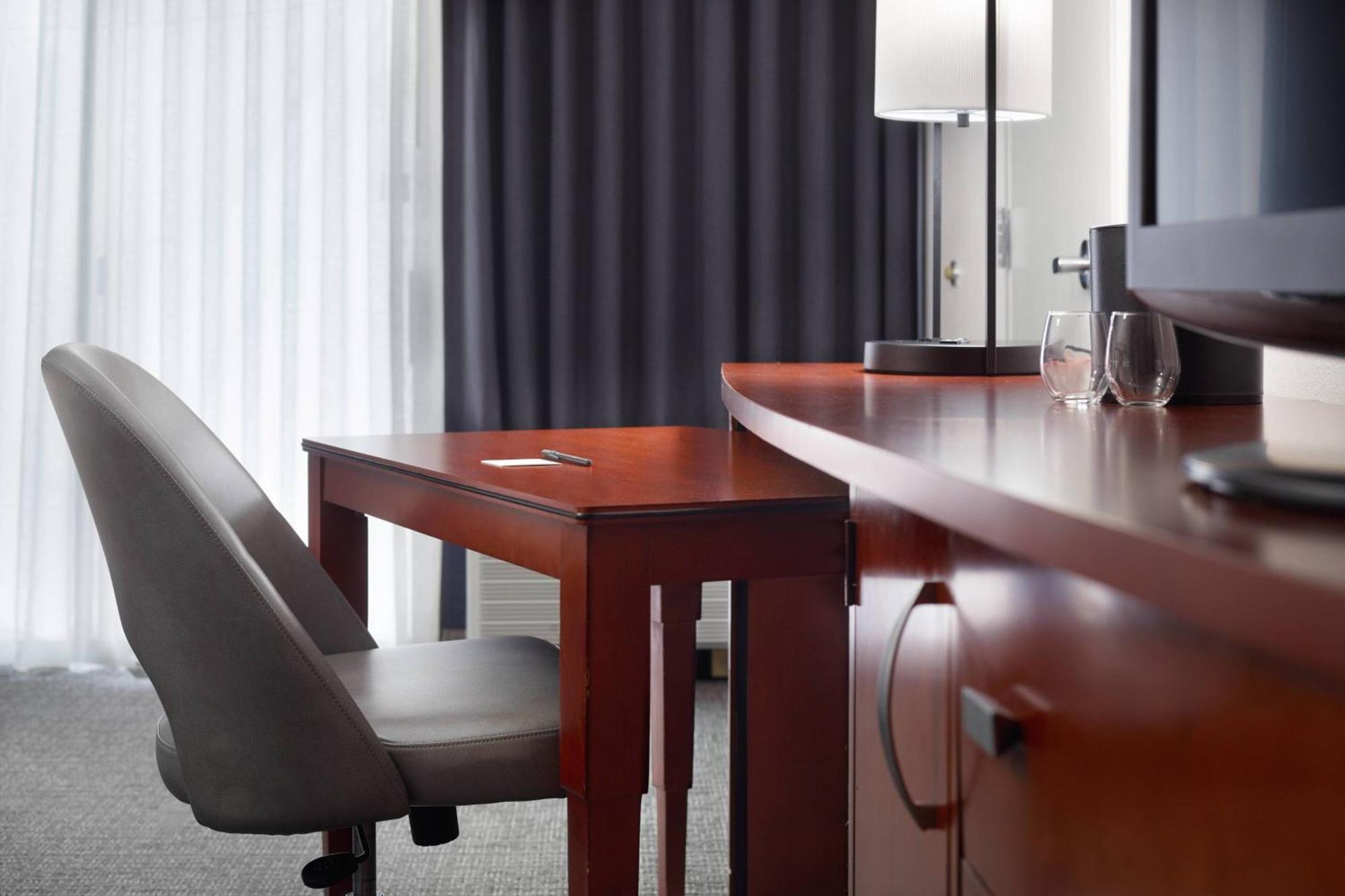 Готель Courtyard By Marriott Raleigh Midtown Екстер'єр фото