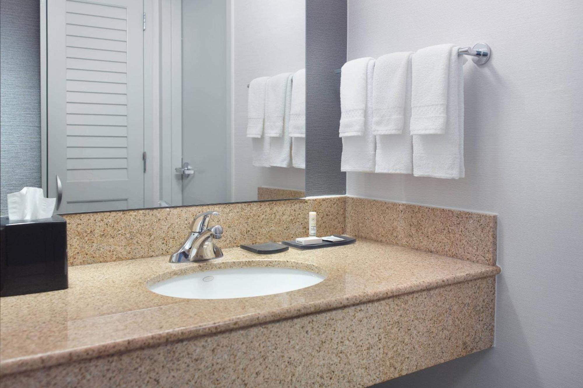 Готель Courtyard By Marriott Raleigh Midtown Екстер'єр фото