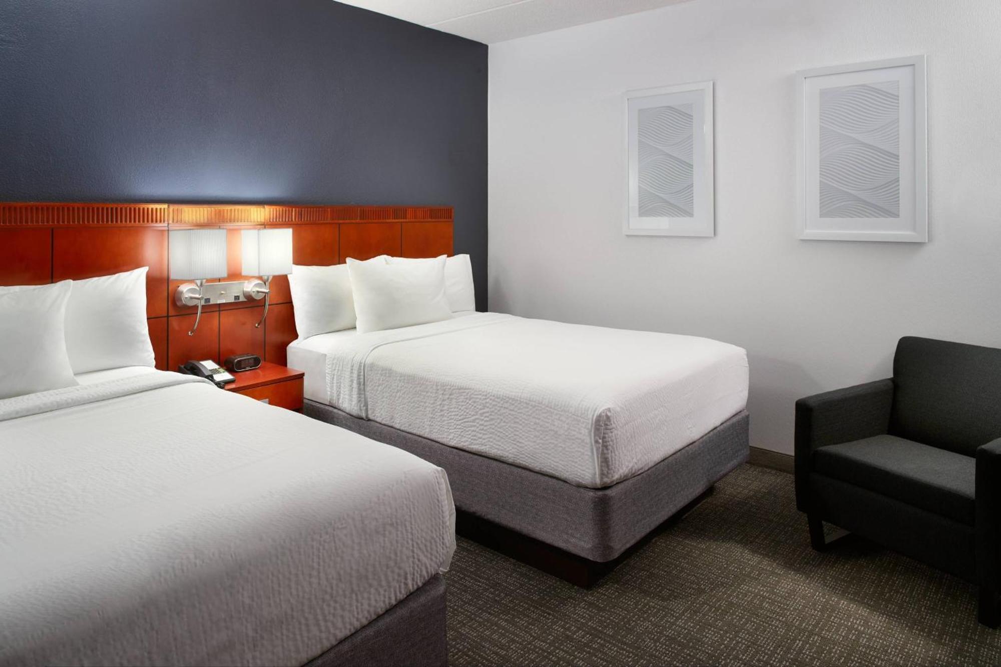 Готель Courtyard By Marriott Raleigh Midtown Екстер'єр фото