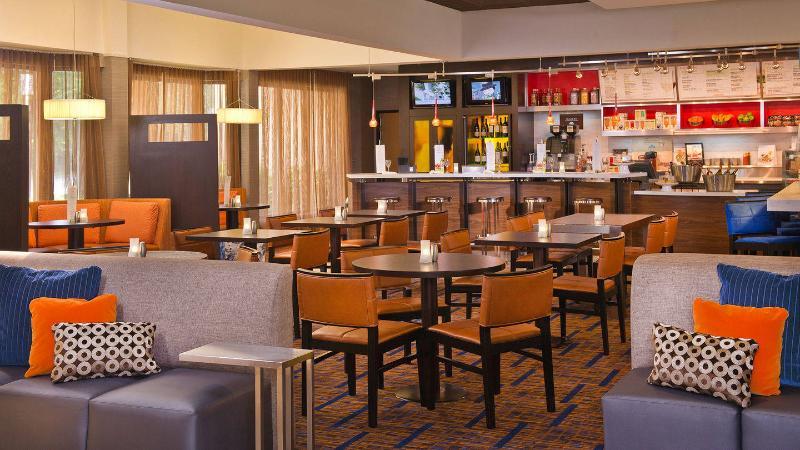 Готель Courtyard By Marriott Raleigh Midtown Екстер'єр фото
