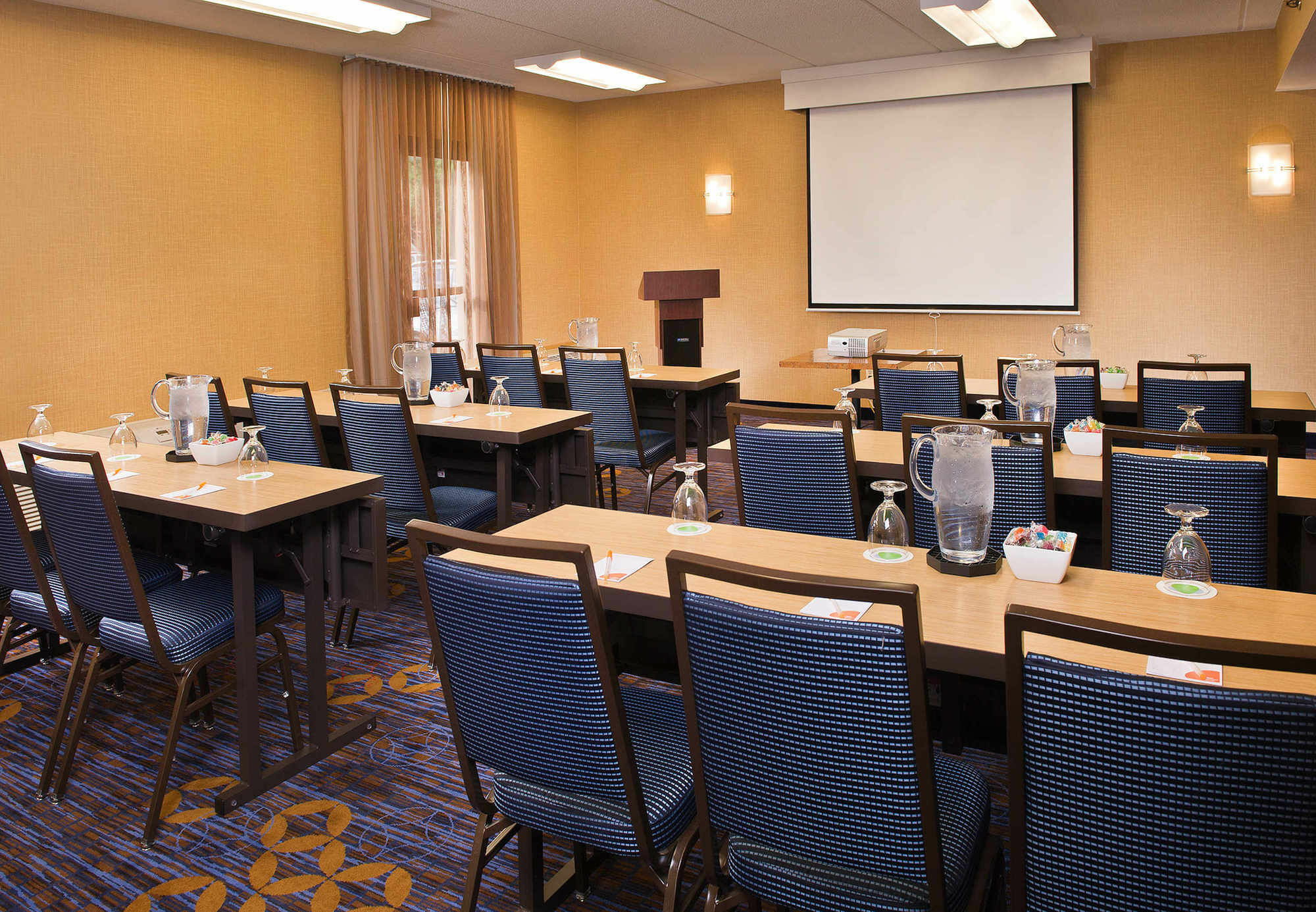 Готель Courtyard By Marriott Raleigh Midtown Екстер'єр фото